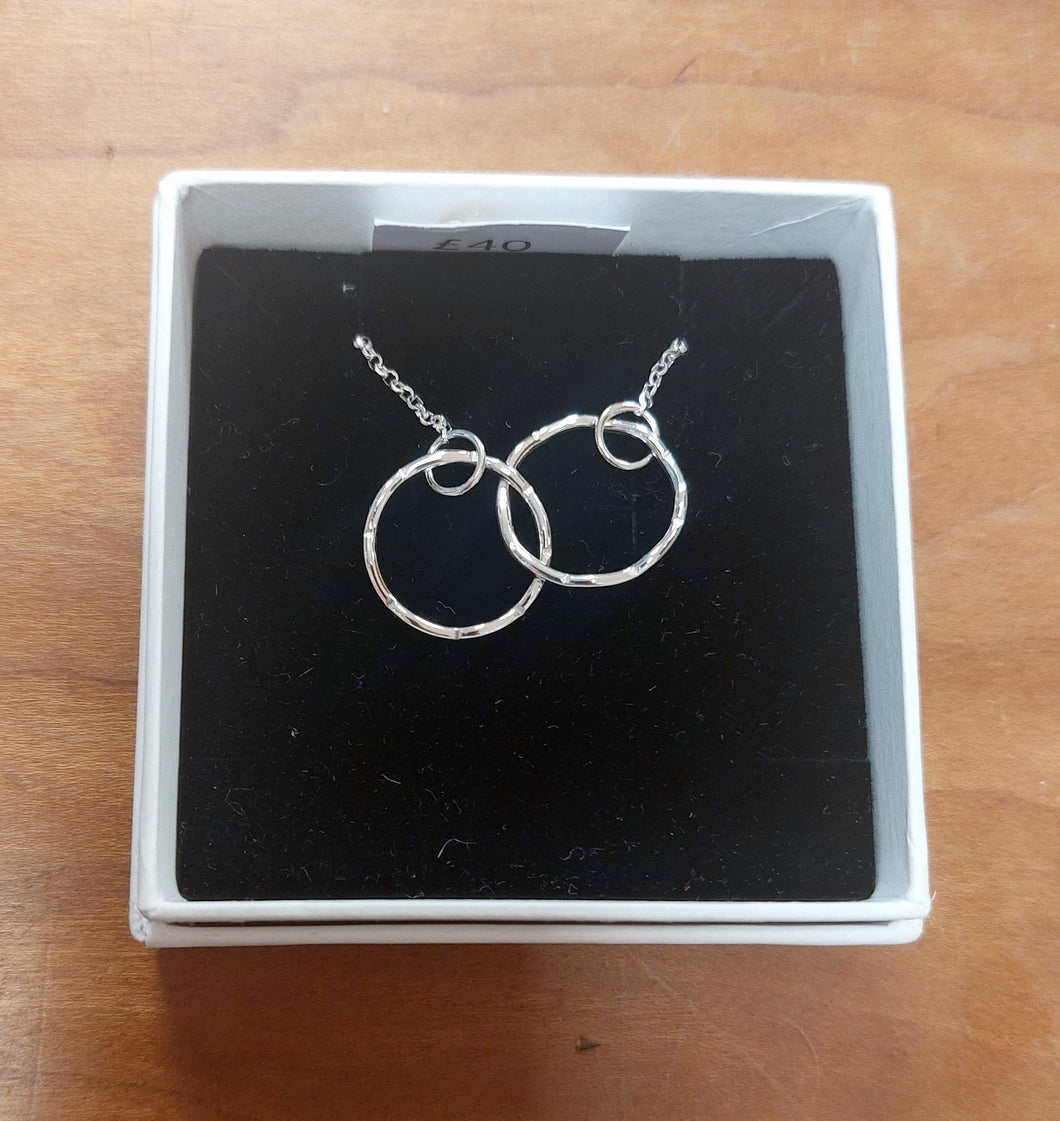 connecting wavy rings silver necklace