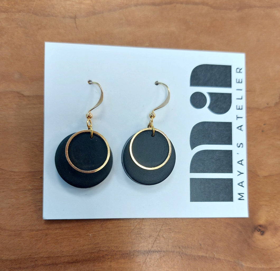 Lynn: Black earrings (gold)