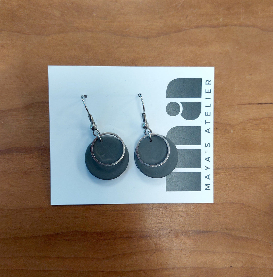 Lynn:Dark grey earrings (silver)