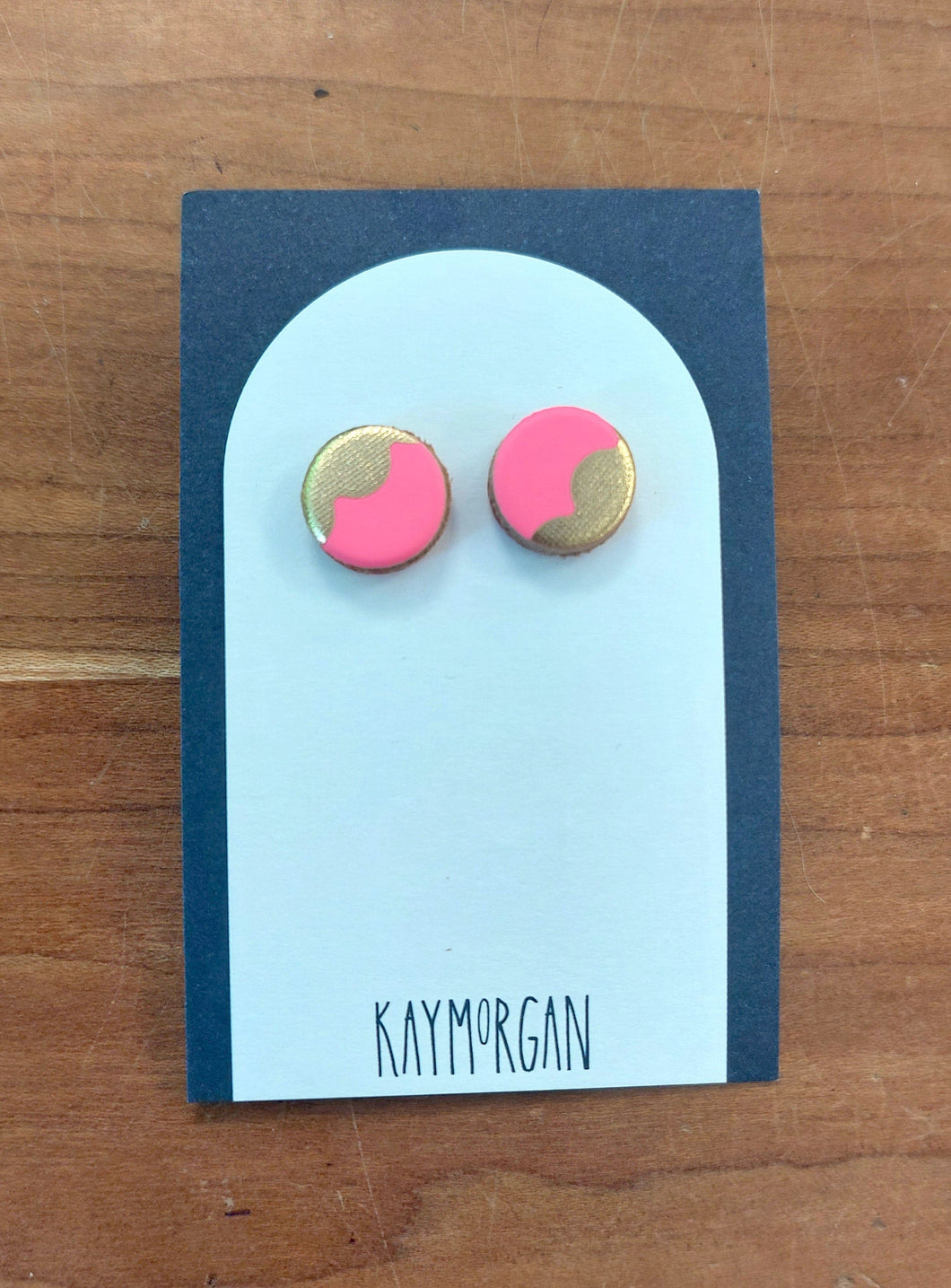 Scallop small Stud Earrings - gold & fluoro pink