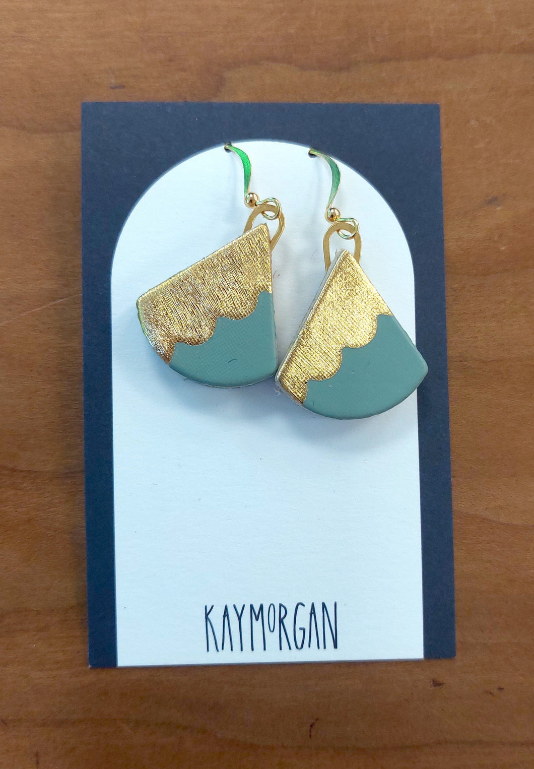 Drop triangles sage & gold scallop
