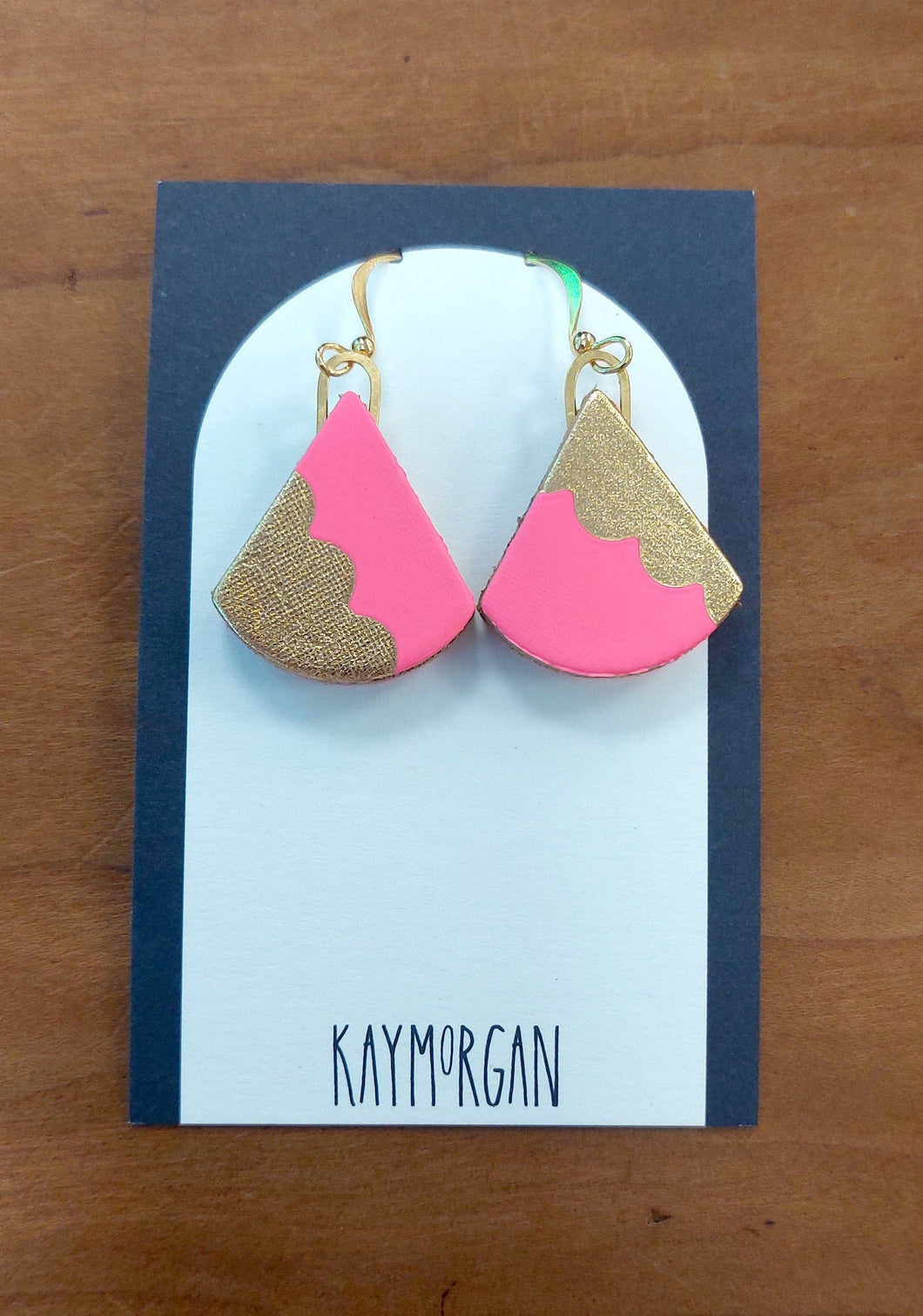 Drop triangles fluro pink & gold scallop