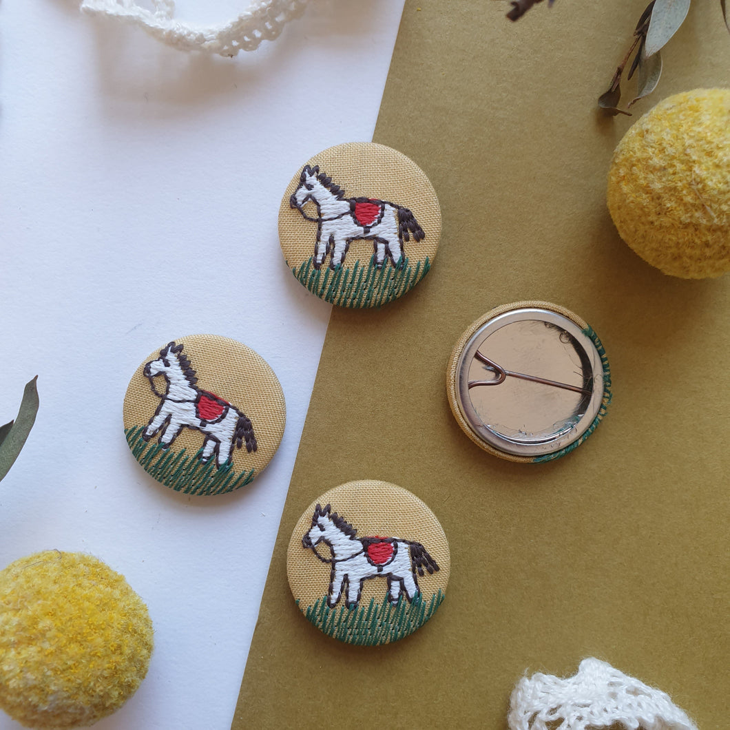 Dala horse embroidered pin badge