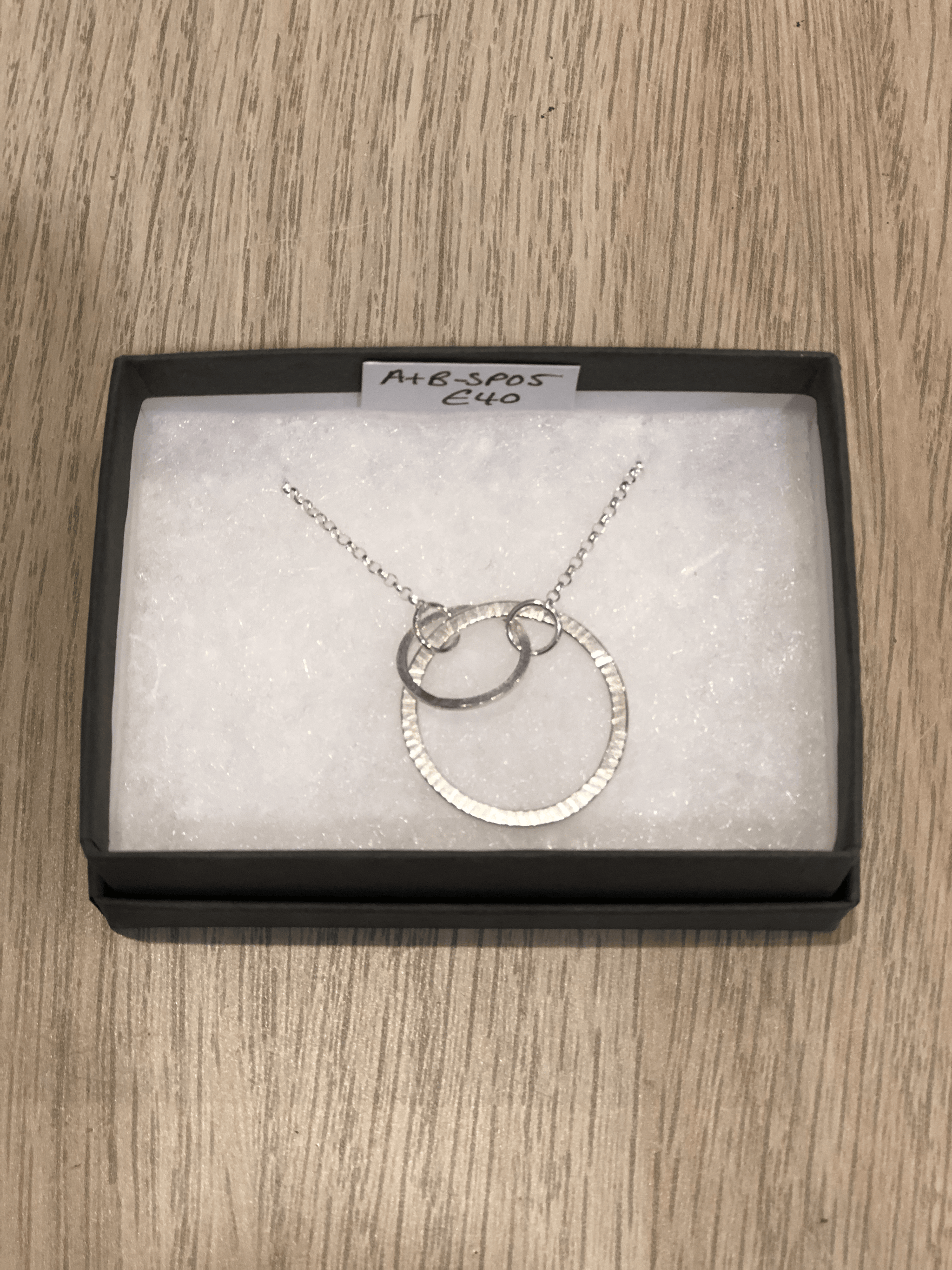 Two connecting large and small silver circle necklace – Paper
